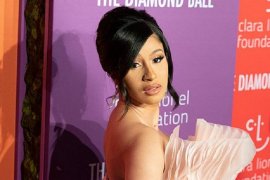 Jelang Natal, Cardi B bagi-bagi mainan untuk anak-anak