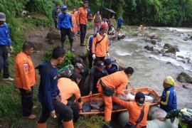 13 orang selamat dalam kecelakaan Bus masuk jurang