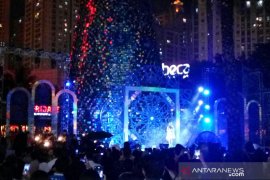 Putri Ayu hibur  pengunjung Central Park