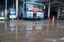 Pemeriksaan Bus AKAP di Teminal KM 12 Palembang Page 1 Small