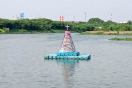 Ada pohon Natal berbahan botol bekas di tengah Waduk Riario