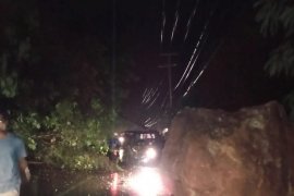 Mobil Pick-up tertimpa bebatuan tebing di Bukit Lampu