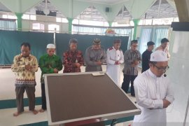 Pegawai DPMPD Kaltim laksanakan sholat gerhana matahari