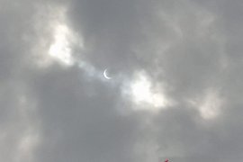 Warga Jambi  tidak melihat utuh gerhana matahari cicin