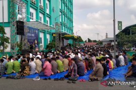 Ribuan warga shalat gerhana matahari di Kampus UMSU
