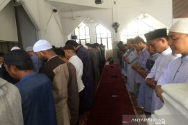 Ratusan umat muslim di Kendari gelar shalat gerhana matahari