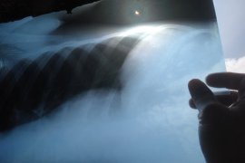 Begini cara unik warga Kalbar melihat gerhana matahari