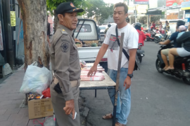 Satpol PP Badung pantau pedagang kembang api