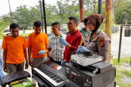 Bobol masjid dan gereja, polisi hadiahi timah panas dua pemuda