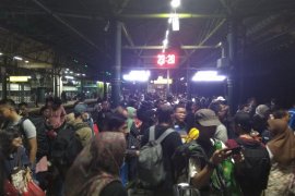 Kereta jarak jauh terlambat, antrean penumpang terjadi di Gambir
