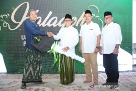 Bupati Anas serahkan bantuan mobil layanan ke PCNU Banyuwangi