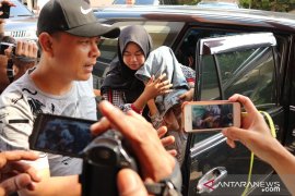 Medina Zein dan Ibra Azhari dibawa ke Puslabfor untuk tes rambut