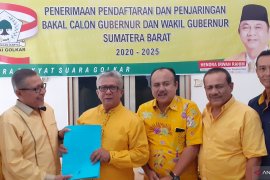 Mantan Bupati Solok Syamsu Rahim mendaftar ke Golkar maju sebagai calon Wagub Sumbar