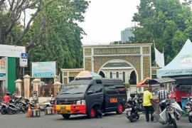 Tas mencurigakan di halaman Masjid berisi baju dan sarung