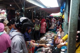 Jelang malam Tahun Baru 2020, warga berburu ikan segar di Pasar Lelang