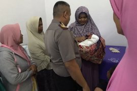 Bayi tiga hari dibuang di kedai kelontong