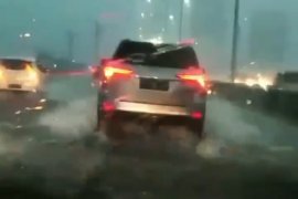 Sebagian tol layang Japek digenangi air saat hujan deras
