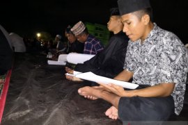 Umat Islam Palu isi pergantian tahun dengan zikir dan doa