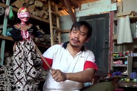 Kerajinan wayang golek yang tetap bertahan di era modern
