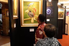 Menyaksikan deretan lukisan indah dari goresan kaki