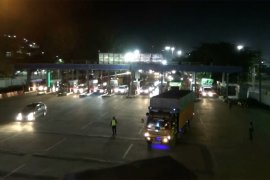 H-5 arus lancar, Kendaraan truk masih melintas di Pelabuhan Merak