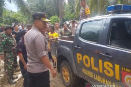 Kapolres Labuhanbatu pimpin evakuasi dua jenazah korban banjir besar