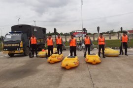 Bantu korban banjir bandang Lebak, Polda Banten turunkan 500 personel