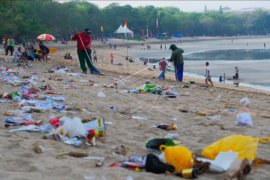 Sampah berserakan usai perayaan tahun baru di Kuta
