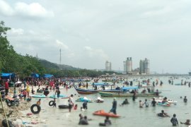Pantai Pasir Putih Lampung ramai wisatawan