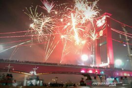 Polisi larang masyarakat di tengah jembatan ampera saat pergantian tahun