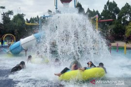 Dokter: Tidak mungkin perempuan hamil saat berenang di kolam bareng lelaki