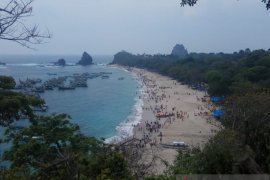 Libur tahun baru, ribuan wisatawan kunjungi Pantai Papuma Jember