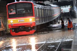 Perjalanan KRL terganggu akibat banjir