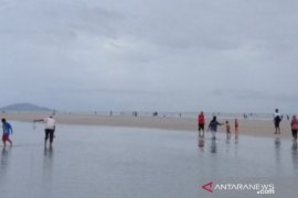 Ribuan wisatawan lokal padati Pantai Pukan Bangka