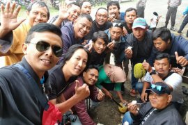 Serunya makan durian di wisata air terjun dolo