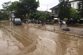 Banjir sisakan lumpur di Kompleks Kemang Pratama Bekasi