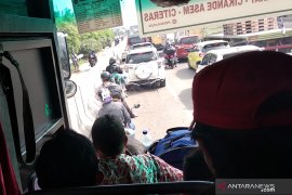 Banjir, pengendara sepeda motor Tangerang-Jakarta gunakan jalan tol