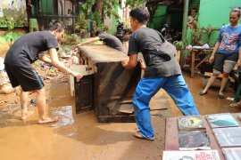 Bufet senilai Rp3 juta dan anek perabot lainnya jadi rongsokan usai banjir