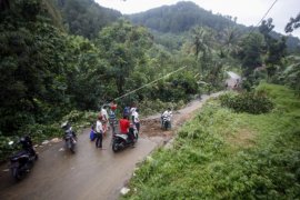 Kawasan wisata Bogor terputus karena longsor