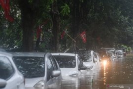 Ini yang harus dilakukan jika mobil "matic" terendam banjir