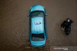 Tips mobil terkepung banjir