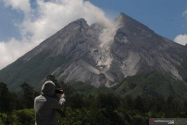 Gunung Merapi keluarkan awan panas guguran