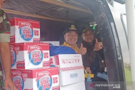 Akses darat terputus, logistik ke Sukajaya Bogor dipasok lewat udara