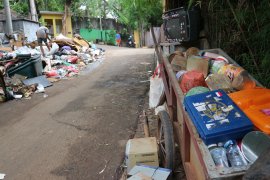 Pemulung raih berkah banjir  tahun baru Jakarta