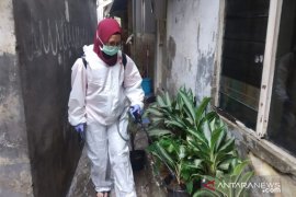 PMI semprotkan disinfektan ke lokasi terdampak banjir Jakpus
