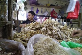 Cuaca tak bersahabat dongrak harga ikan asin