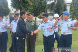 Helikopter Jokowi batal mendarat karena cuaca buruk di Bogor. Helikopter nekat mendarat