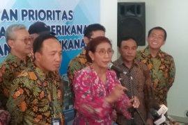 Susi Pudjiastuti minta terus tegakkan hukum terhadap pencuri ikan