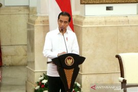 Dengan suara tinggi, Presiden ingatkan menteri yang masih kerja biasa aja