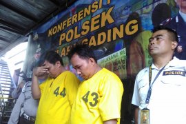 Polisi dan wartawan gadungan selain memeras juga menyetubuhi korban